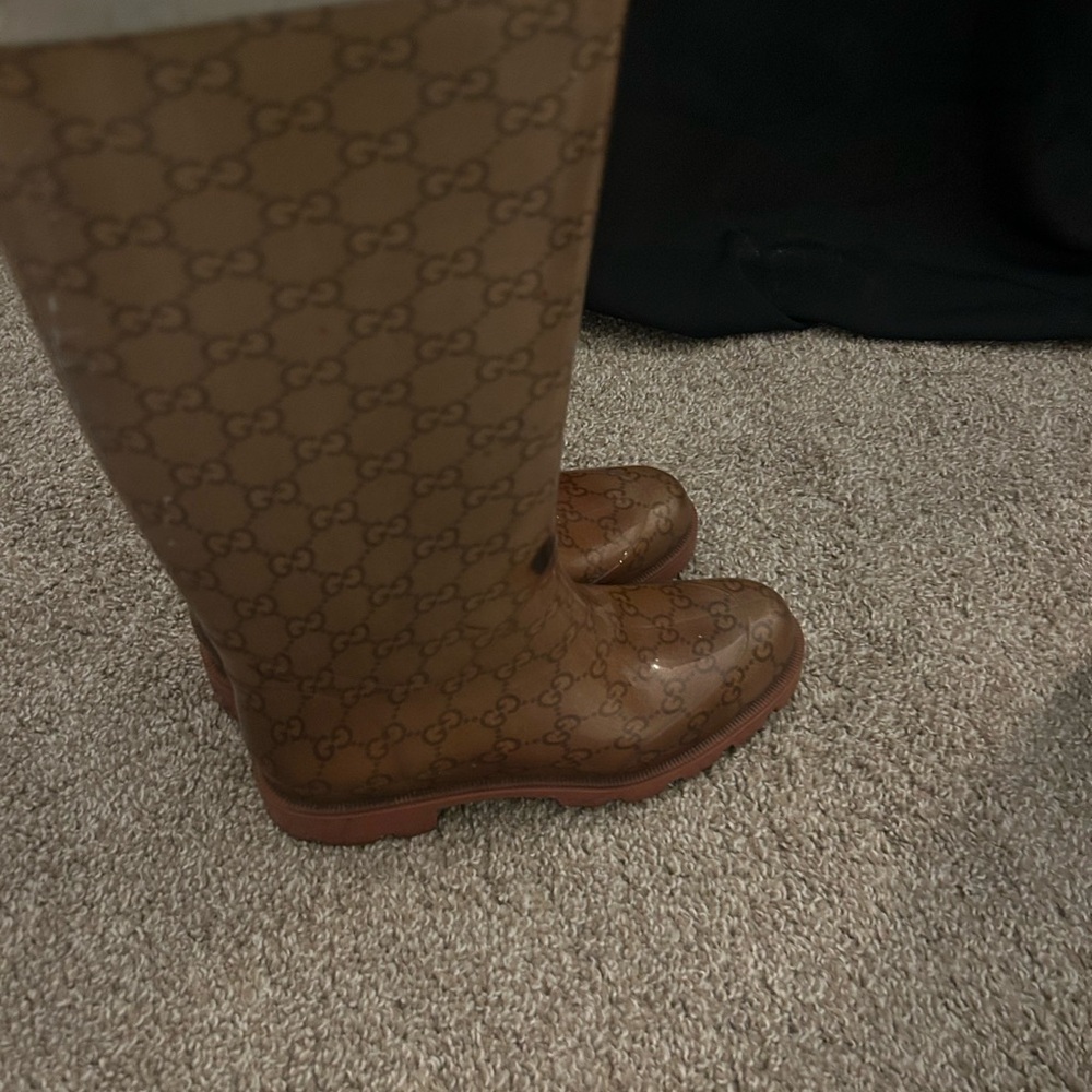 Gucci Tan Monogram Rain Boots - Picture 3 of 4